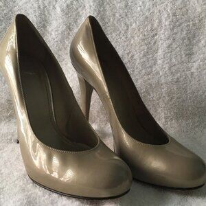 Stuart Weitzman Patent Leather Round Toe Heels in Tan (7.5 M)